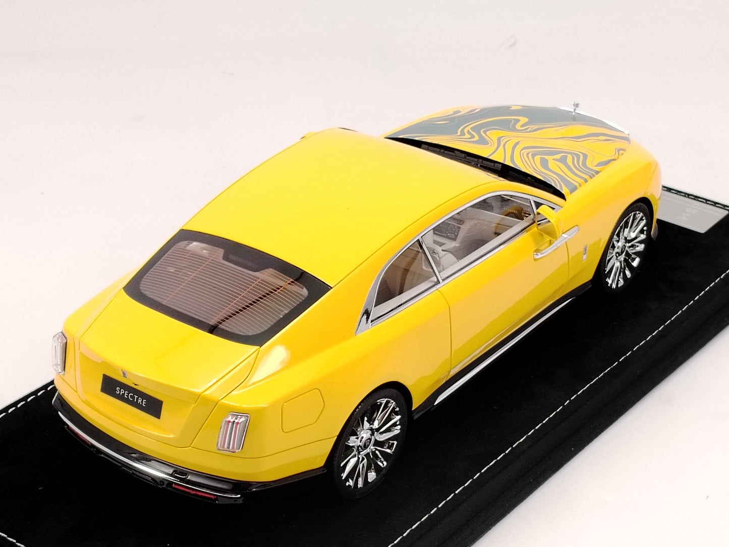 HH Model 1/18 Rolls-Royce Spectre with Bright Yellow Light Signals - Simulated Car Model Decoration