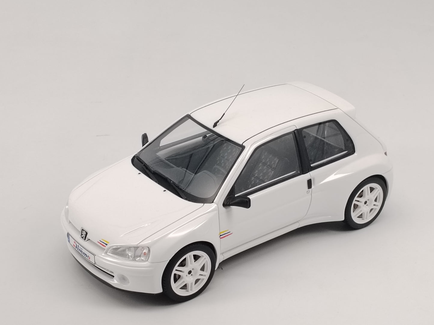 OTTO 1/18 Dongfeng Peugeot 106 MAXI/dimma white simulation car model ornaments