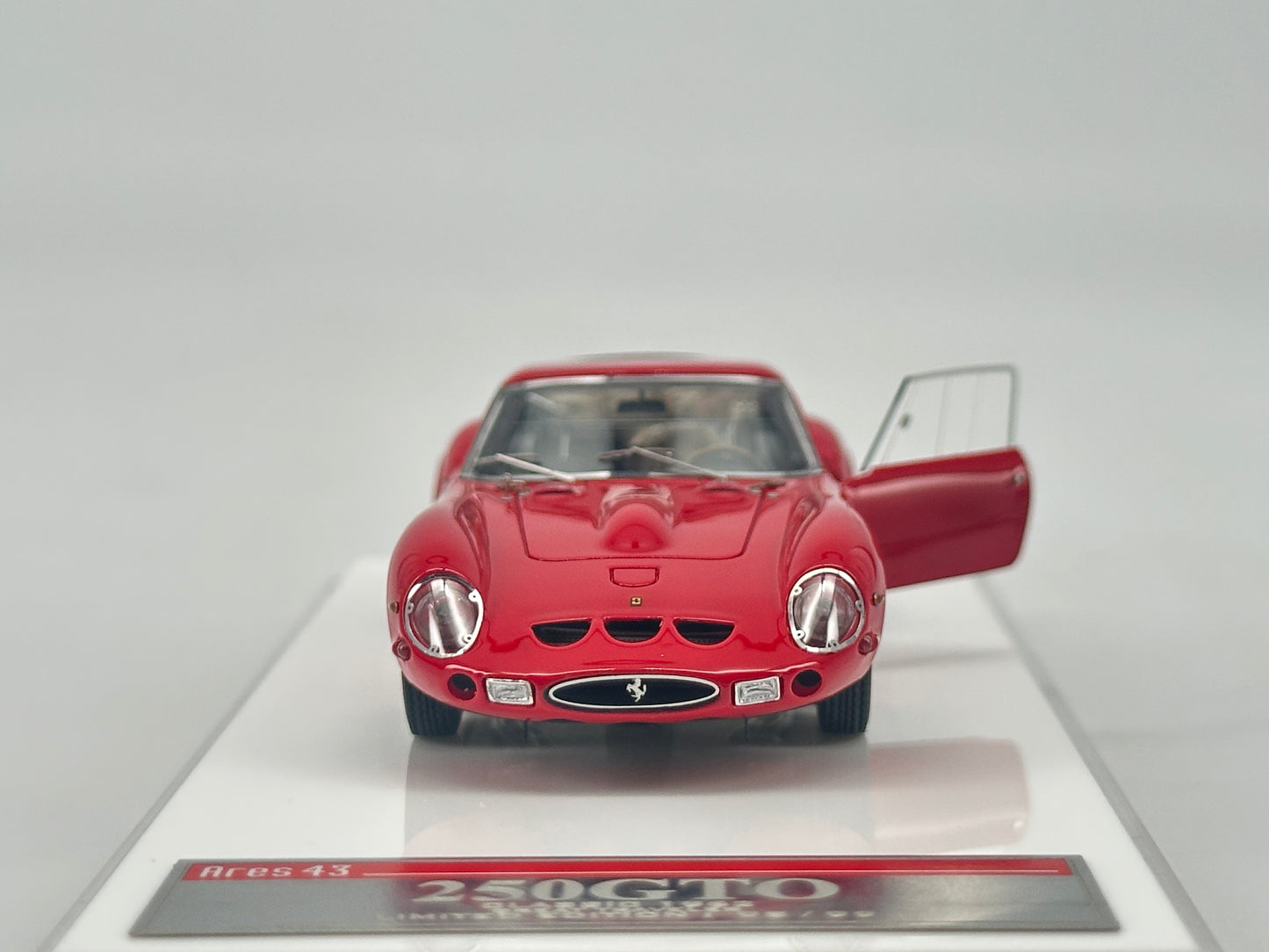 SCM 1/43 Ferrari 250GTO Open Door With Figure Red Simulation Car Model