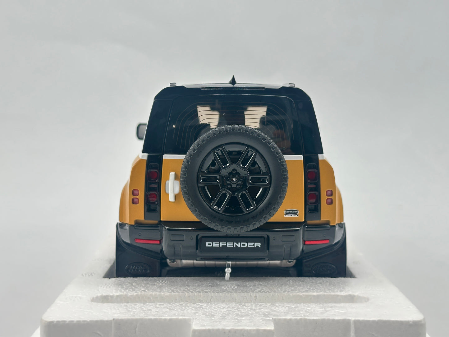 Almost Real 1/18 Land Rover Defender 90 White and Yellow Alloy Model Car