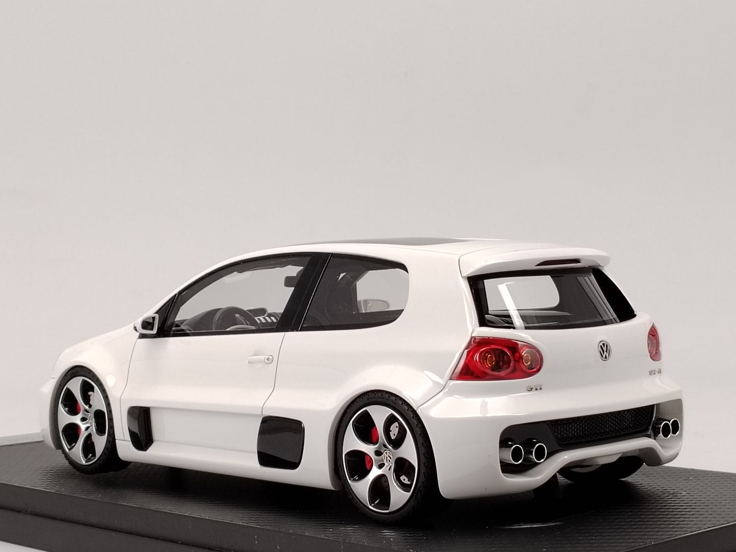 IVY 1/18 Volkswagen GOLF W12 White Resin Sealed Car Model