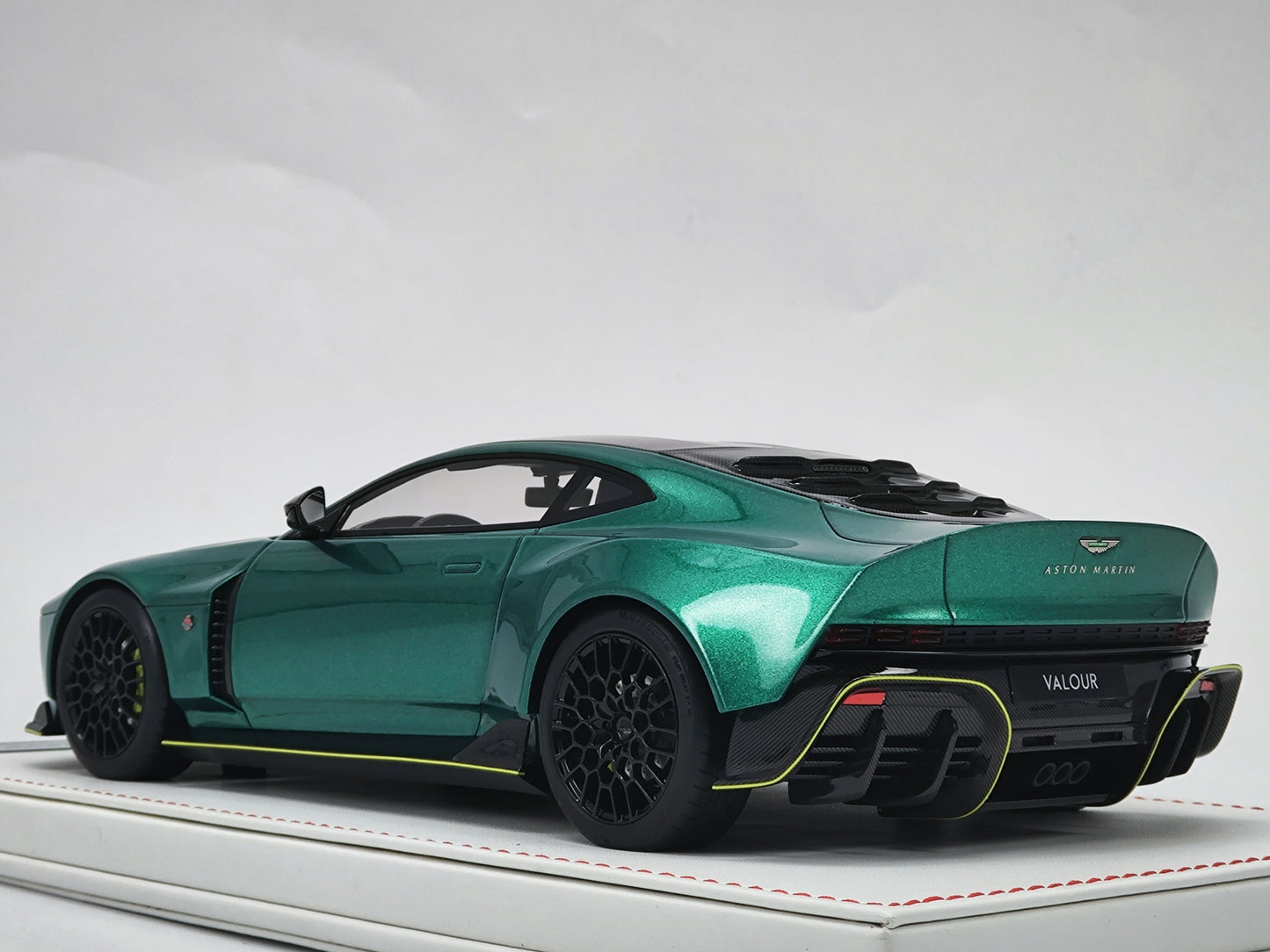 Runner 1/18 Aston Martin Valour Racing Green Resin Model