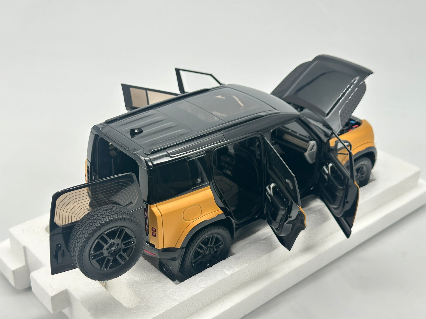 Almost Real 1/18 Land Rover DEFENDER 110 2022 Camel Cup