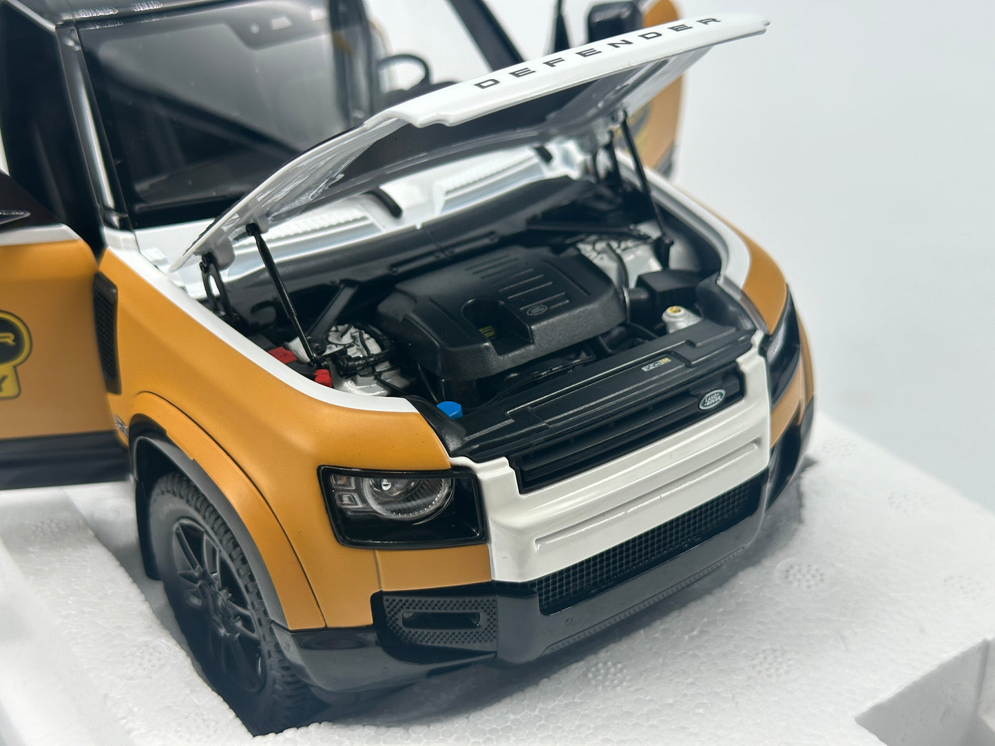 Almost Real 1/18 Land Rover Defender 90 White and Yellow Alloy Model Car