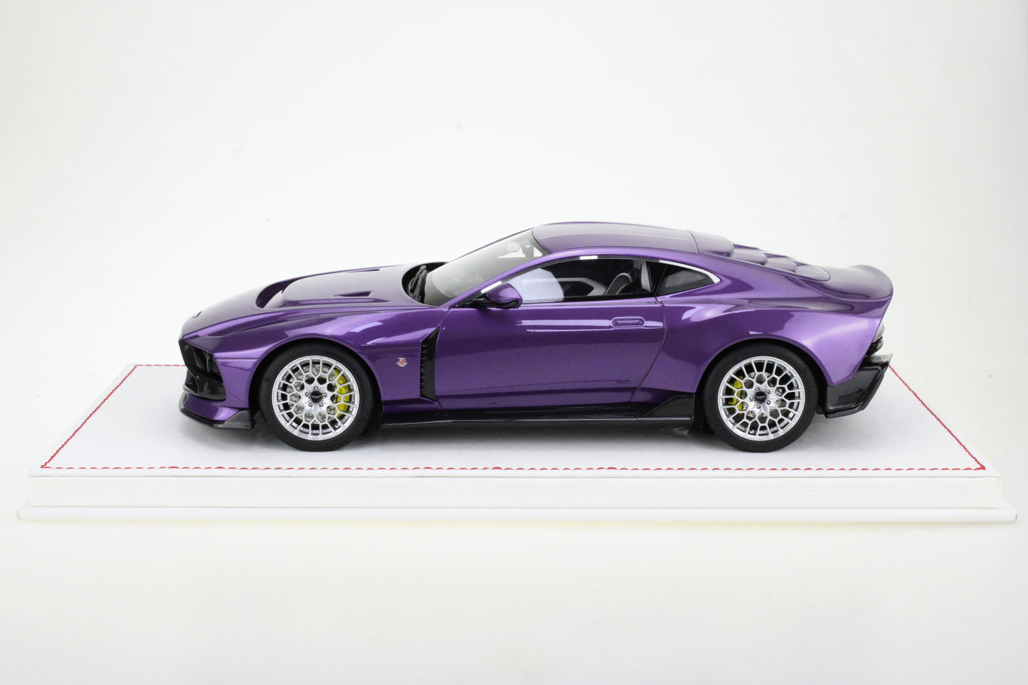 Runner 1/18 Aston Martin Valour limited edition resin simulation car model ornaments