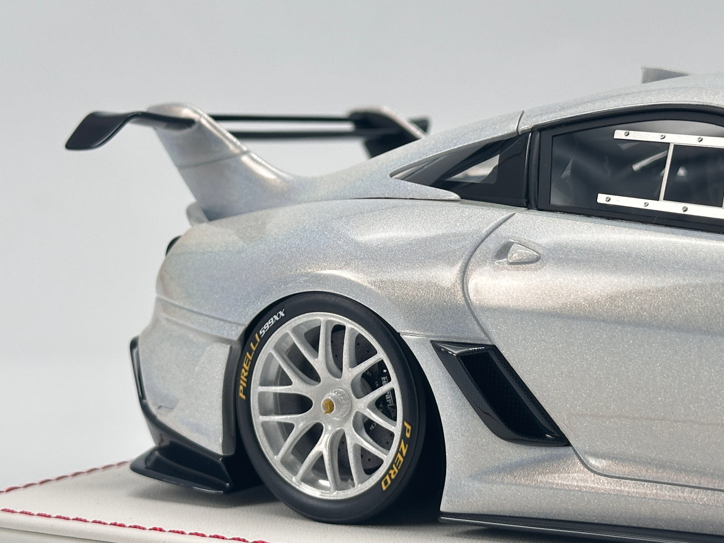 DG 1/18 Ferrari 599 XX EVO in Chameleon White, Simulation Model Car