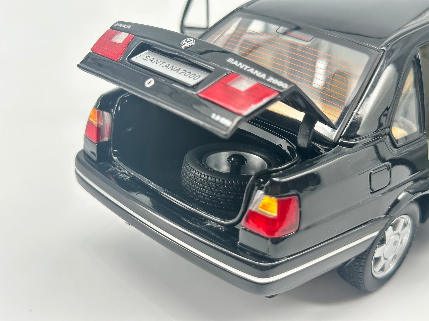 ZP 1/18 Volkswagen Santana 2000 Black Alloy Car Model