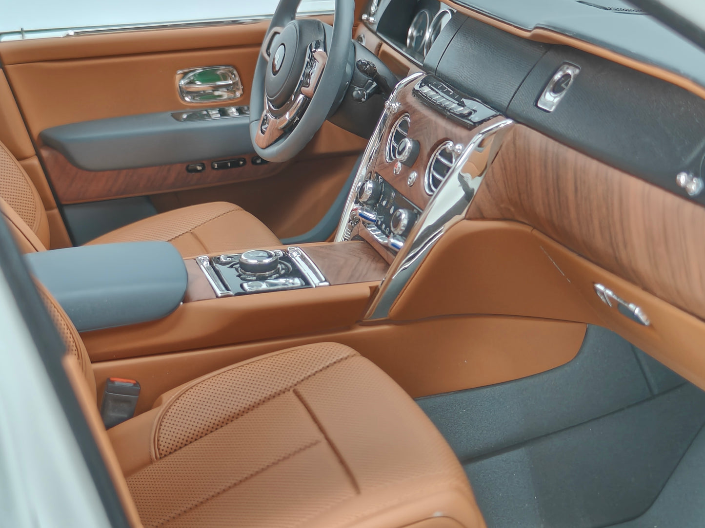 ZP 1/8 Rolls-Royce Cullinan Fully Open with Sunroof Lighted Version White High-end Car Model Ornaments