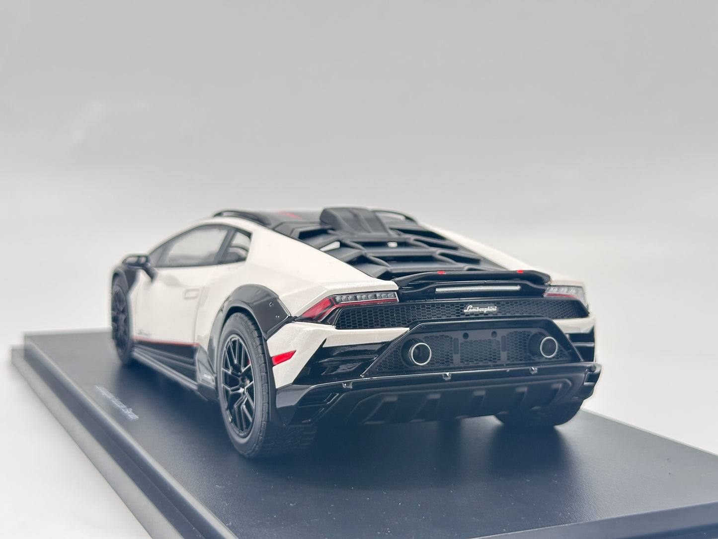 TOPSPEED 1/18 Lamborghini Huracan Sterrato White Simulated Car Model TS0610