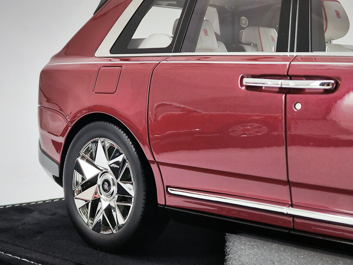 HH 1/18 Rolls-Royce Cullinan Red Simulated Car Model
