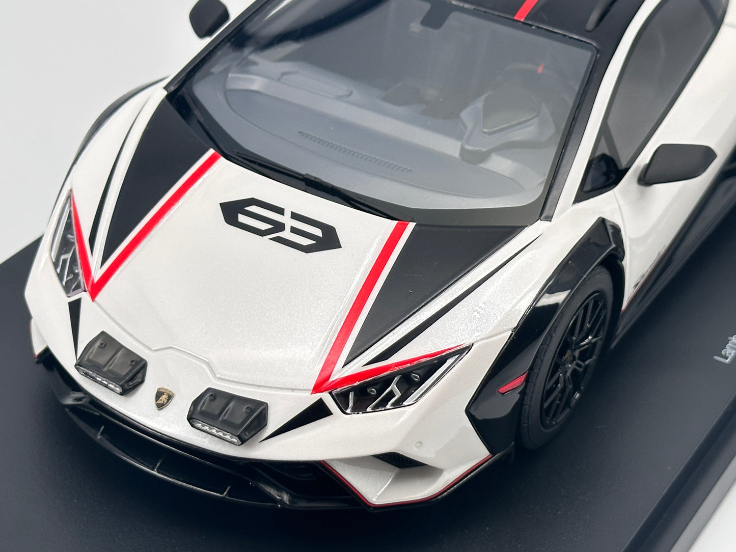 TOPSPEED 1/18 Lamborghini Huracan Sterrato White Simulated Car Model TS0610