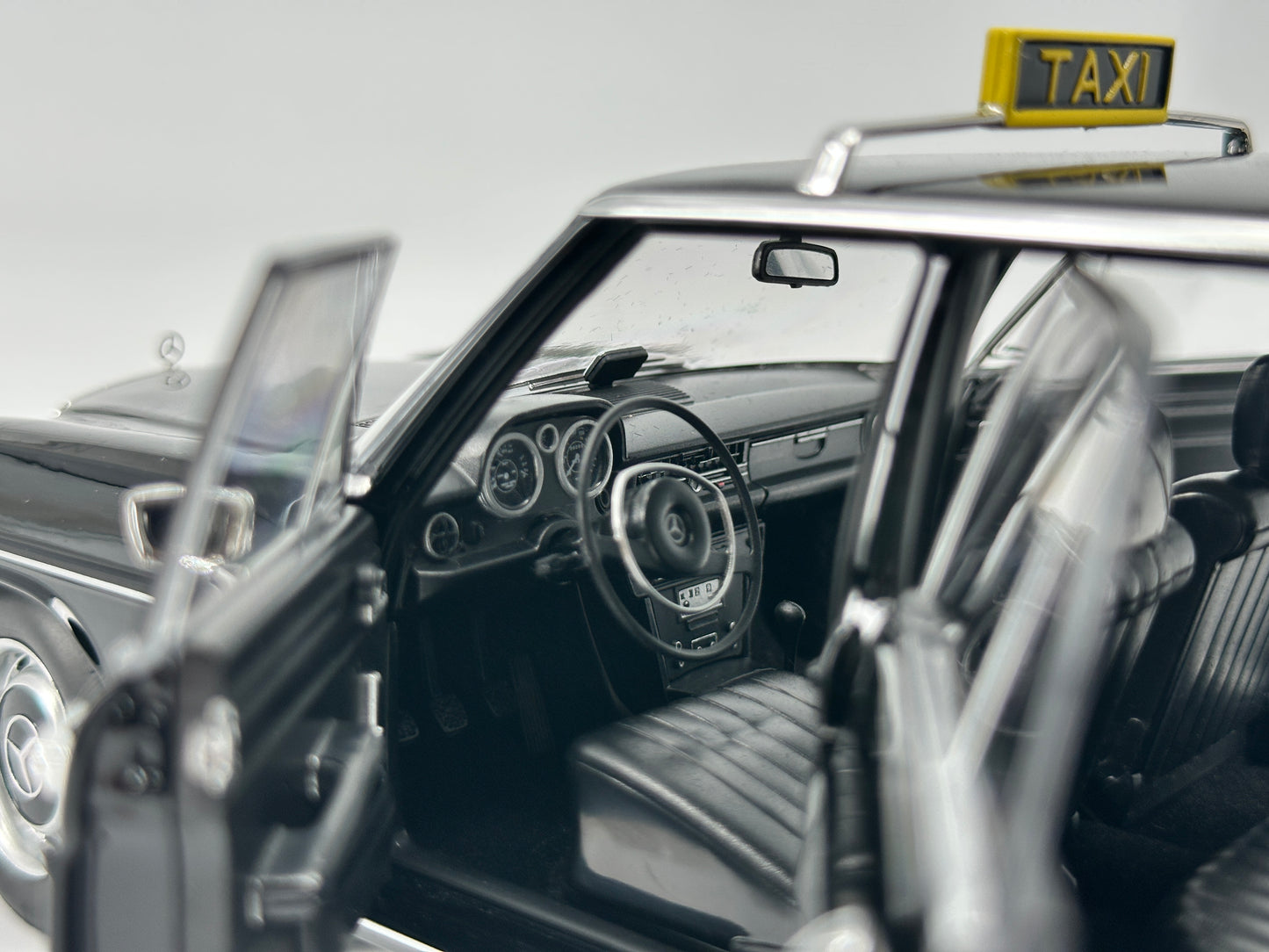 Norev 1/18 Mercedes Benz 200 1968 Taxi Black Alloy Car Model