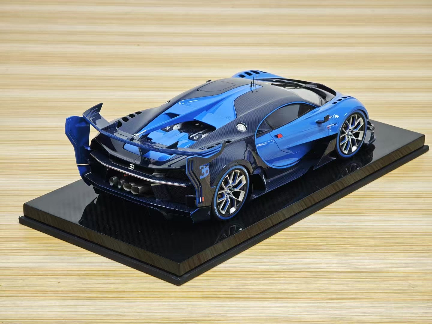Runner 1/12 Bugatti Vision Gran Turismo Limited Edition Model Car