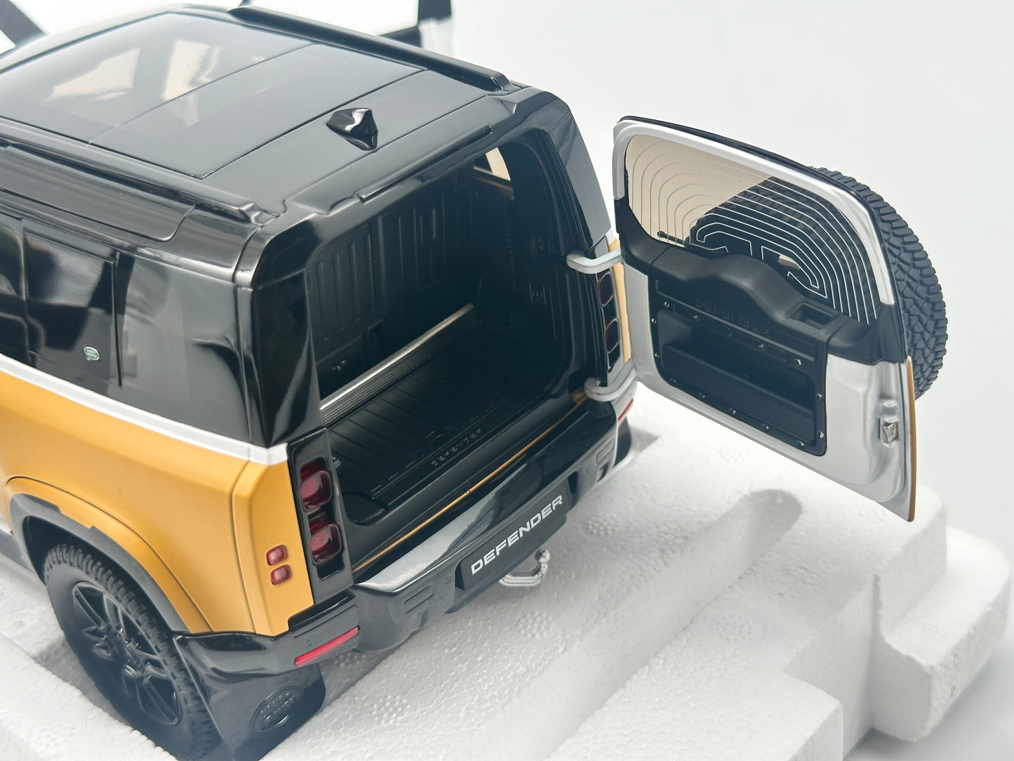 Almost Real 1/18 Land Rover Defender 90 White and Yellow Alloy Model Car