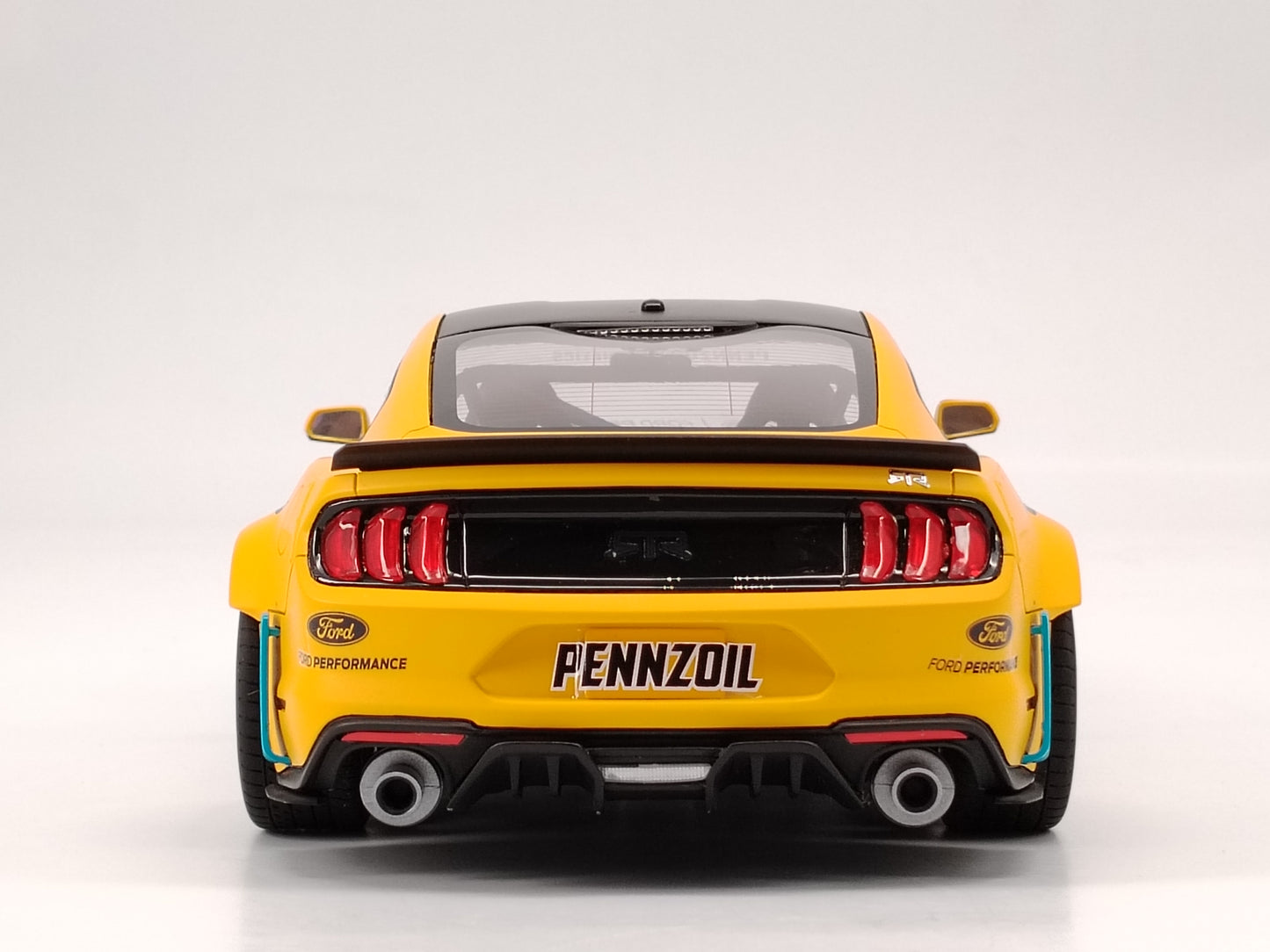 GT Spirit 1/18 Ford MUSTANG RTR SPEC 5-D wide body gray and yellow paint simulation car model