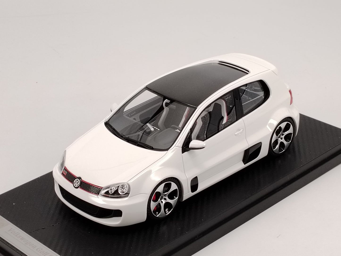 IVY 1/18 Volkswagen GOLF W12 White Resin Sealed Car Model
