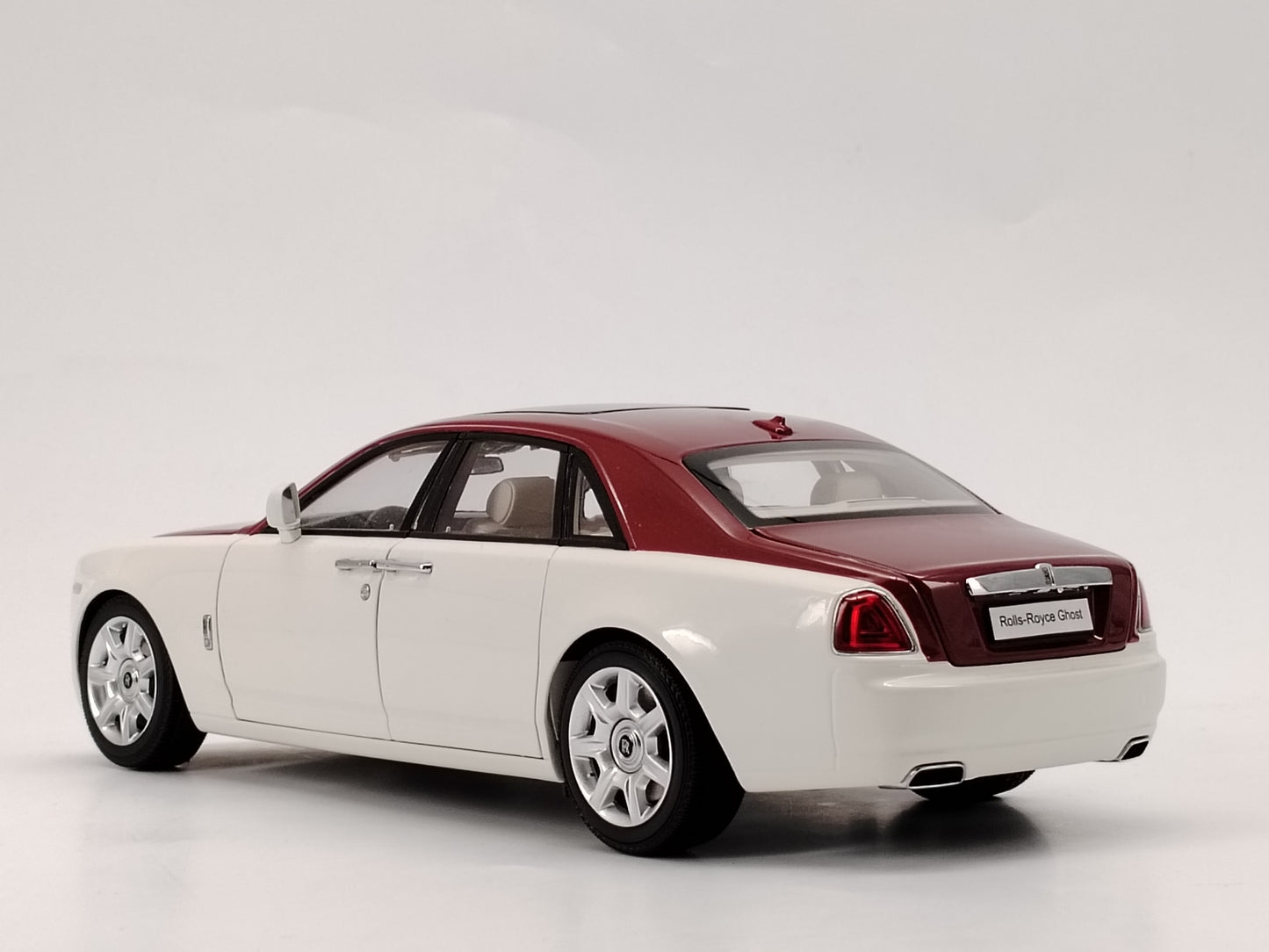 Kyosho 1/18 Rolls-Royce Ghost White and Red Simulation Car Ornaments