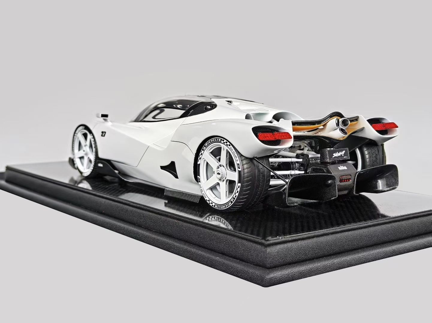 Frontiart 1/18 Nilu27 White Limited Edition Car Model Decoration