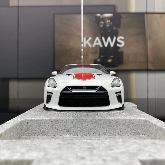 MH 1/18 Nissan GTR R35 50-a Datreveno Alojo Plena Malferma Simulado Aŭto-Modelo
Nissan GTR R35 Blanka