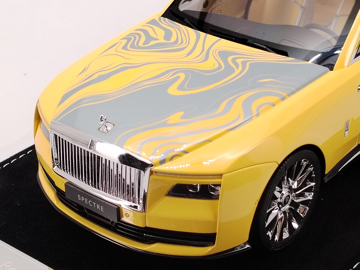 HH Model 1/18 Rolls-Royce Spectre with Bright Yellow Light Signals - Simulated Car Model Decoration