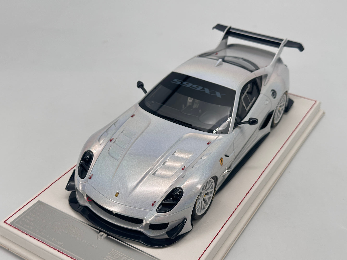 DG 1/18 Ferrari 599 XX EVO in Chameleon White, Simulation Model Car