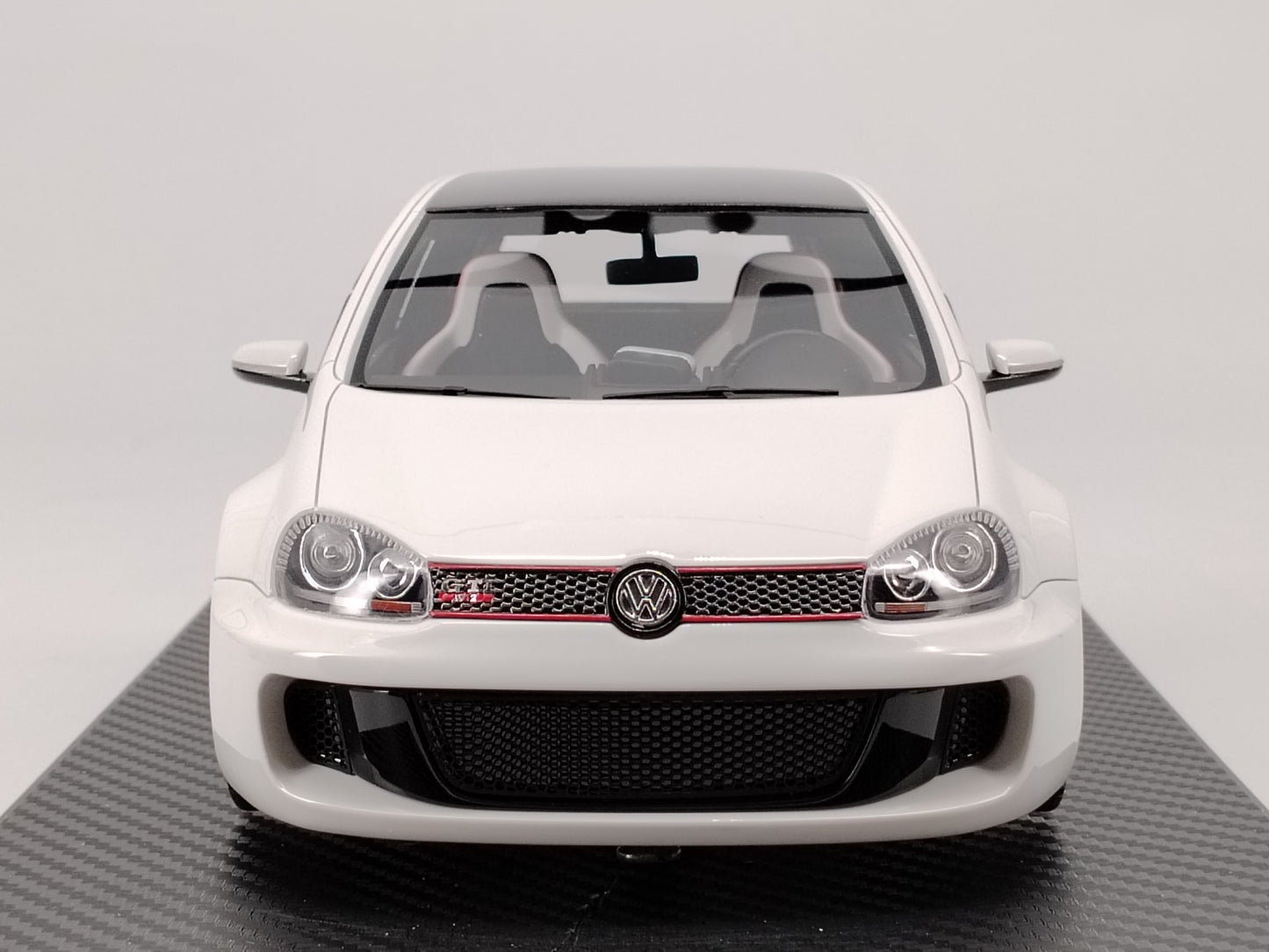 IVY 1/18 Volkswagen GOLF W12 White Resin Sealed Car Model