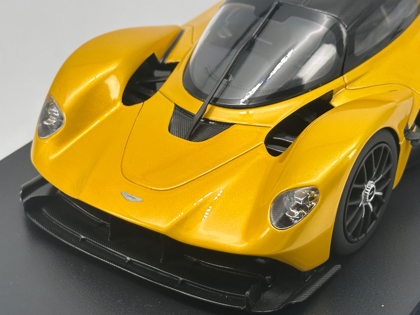 Topspeed 1/18 Aston Martin Valkyrie Sunburst Yellow Simulation Car Model