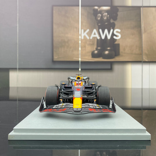 SPARK 1/18 Oracle F1 Team RB19 2023 British Grand Prix Victory No. 1 Verstappen Red Bull Limited Edition Simulation Car Model