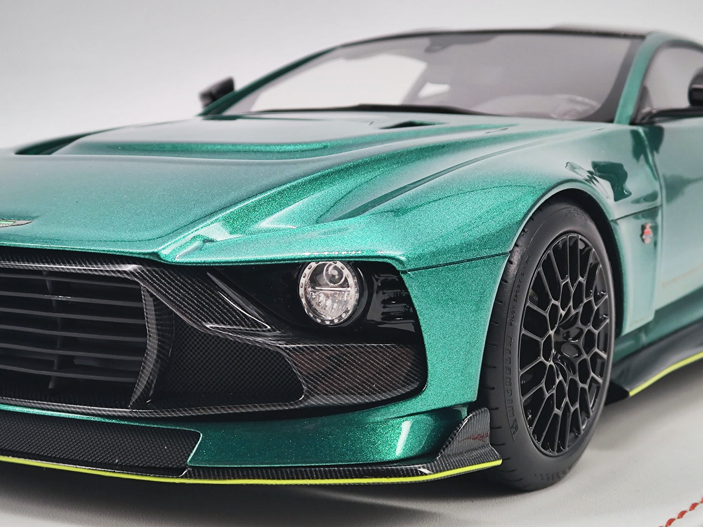 Runner 1/18 Aston Martin Valour Racing Green Resin Model