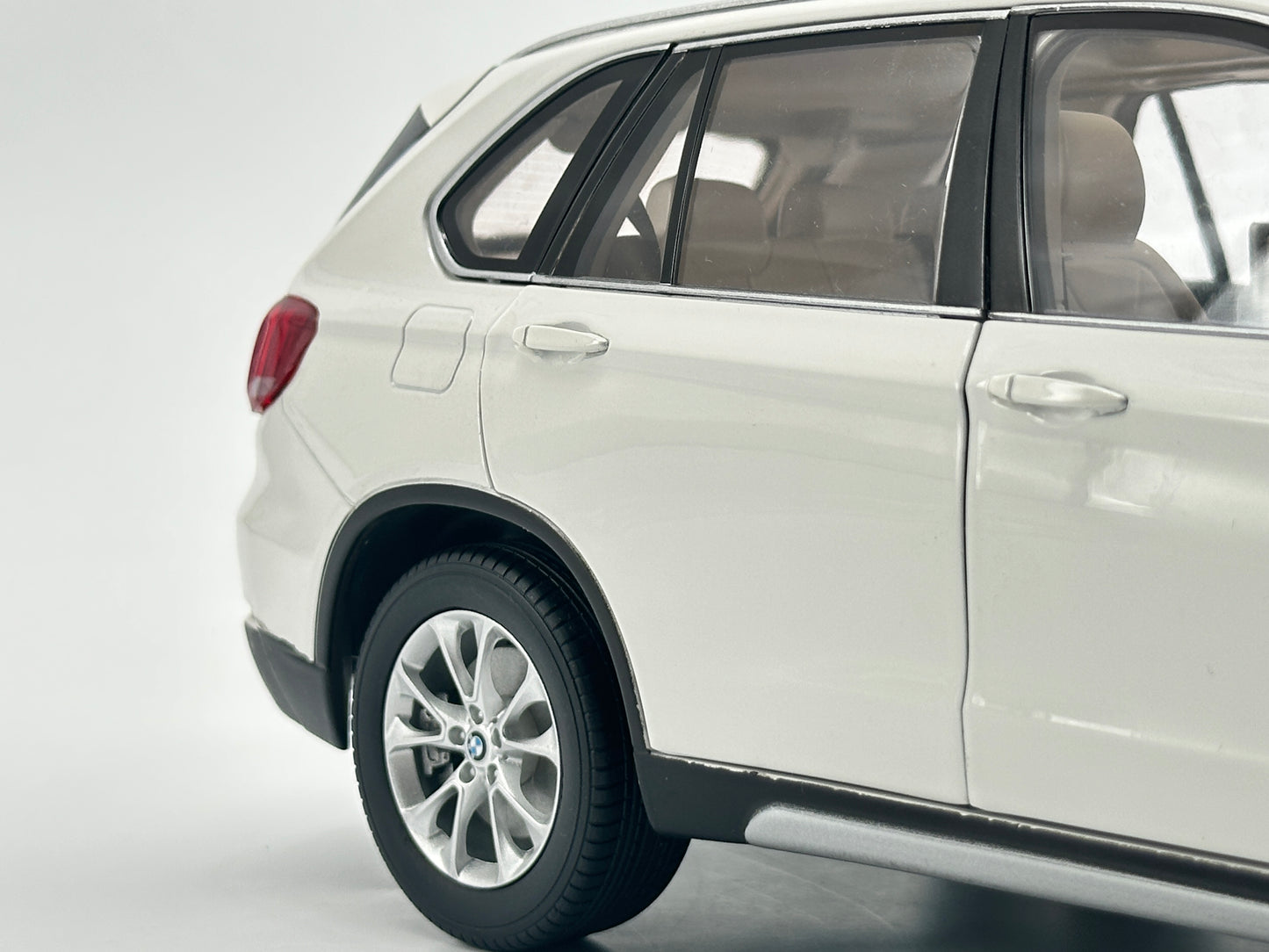 paragon 1/18 BMW X5(F15) white alloy model car