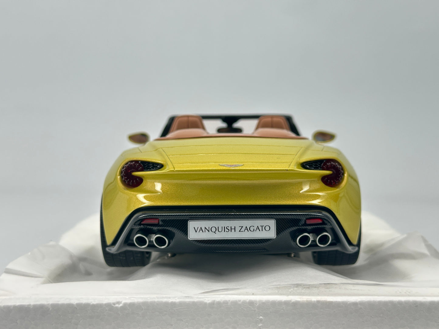TOPSPEED 1/18 ASTON MARTIN VANQUISH ZAGATO VOLANTE COSMOPOLITAN