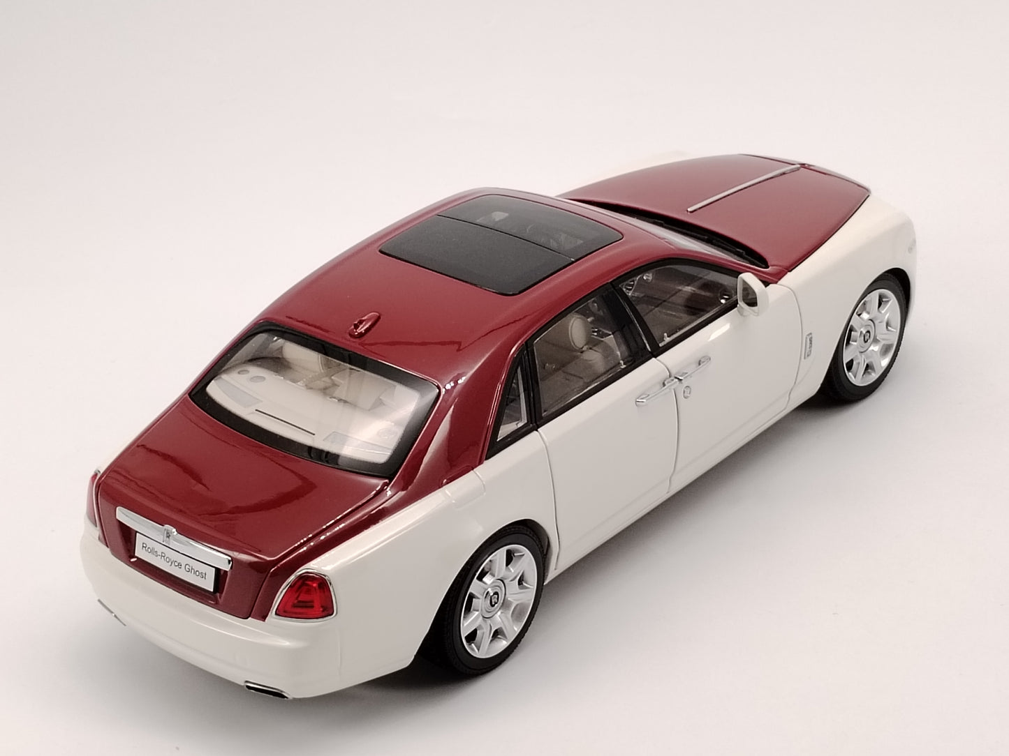 Kyosho 1/18 Rolls-Royce Ghost White and Red Simulation Car Ornaments