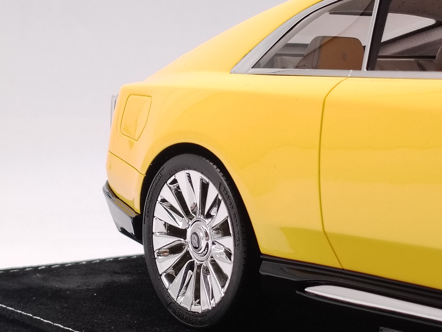 HH Model 1/18 Rolls-Royce Spectre with Bright Yellow Light Signals - Simulated Car Model Decoration