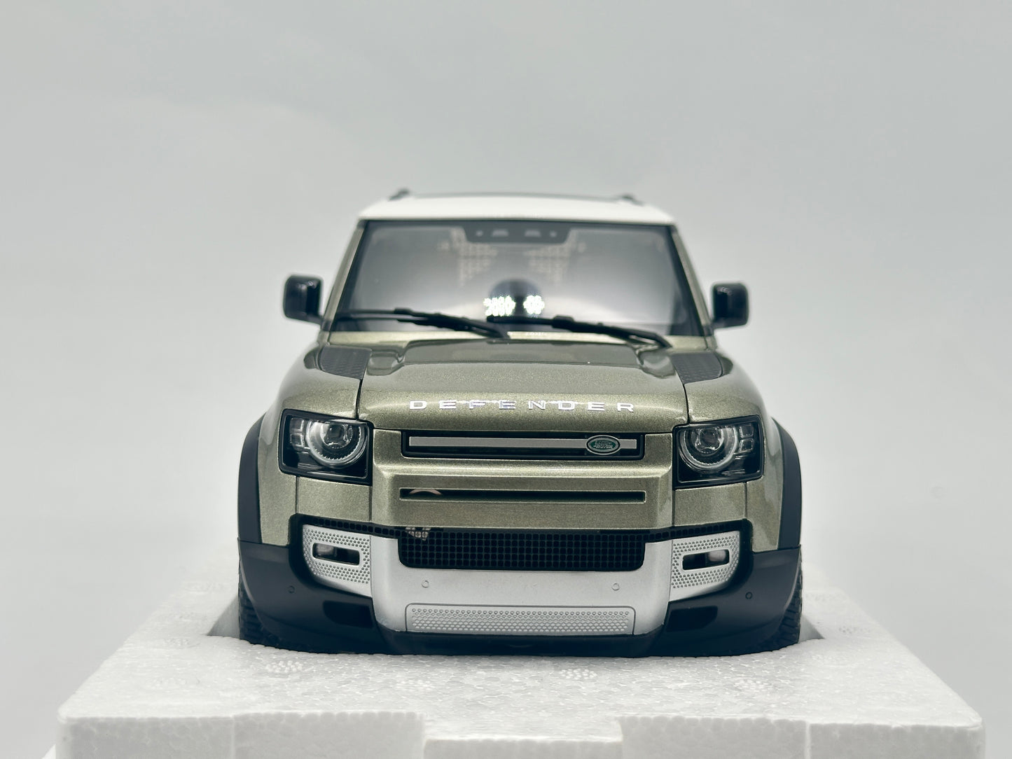 Almost Real 1/18 Land Rover DEFENDER 110 2020 Green Model Car Collectible