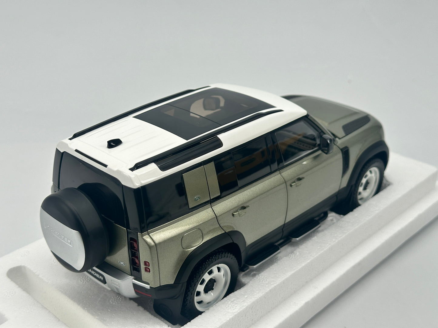 Almost Real 1/18 Land Rover DEFENDER 110 2020 Green Model Car Collectible