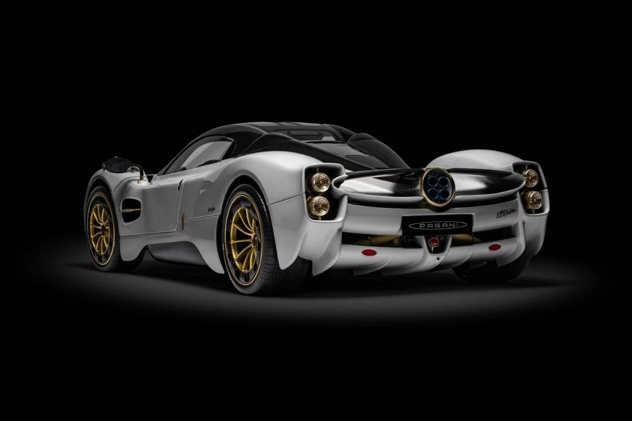 Pocher 1/8 HK123 Pagani Utopia - Bianca Perla Pearl White with Black Carbon Fiber Pattern on Roof, Paint Finish
