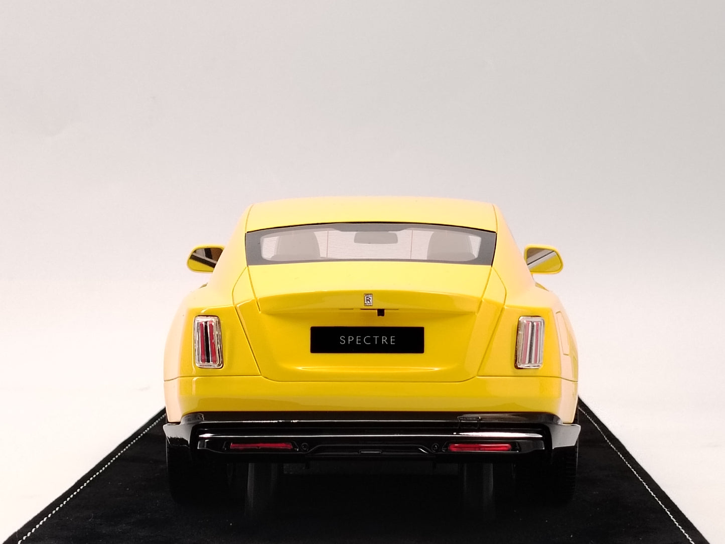 HH Model 1/18 Rolls-Royce Spectre with Bright Yellow Light Signals - Simulated Car Model Decoration