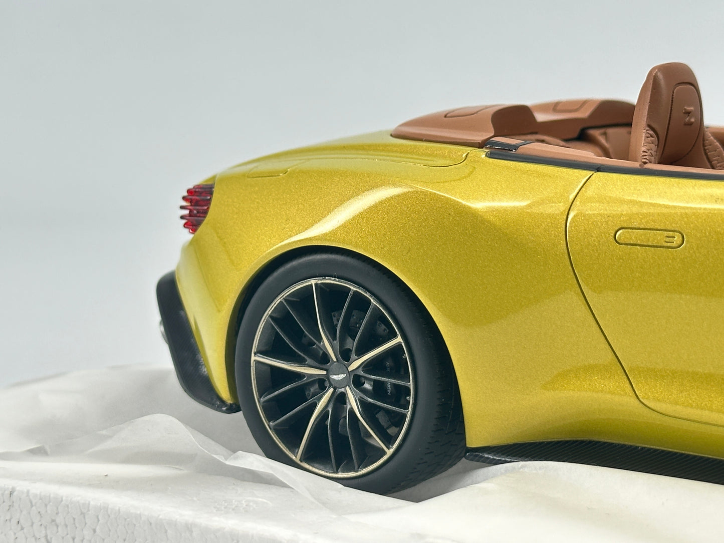 TOPSPEED 1/18 ASTON MARTIN VANQUISH ZAGATO VOLANTE COSMOPOLITAN
