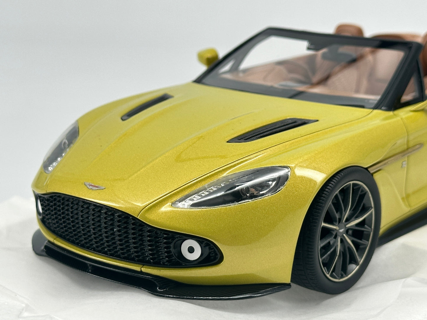 TOPSPEED 1/18 ASTON MARTIN VANQUISH ZAGATO VOLANTE COSMOPOLITAN