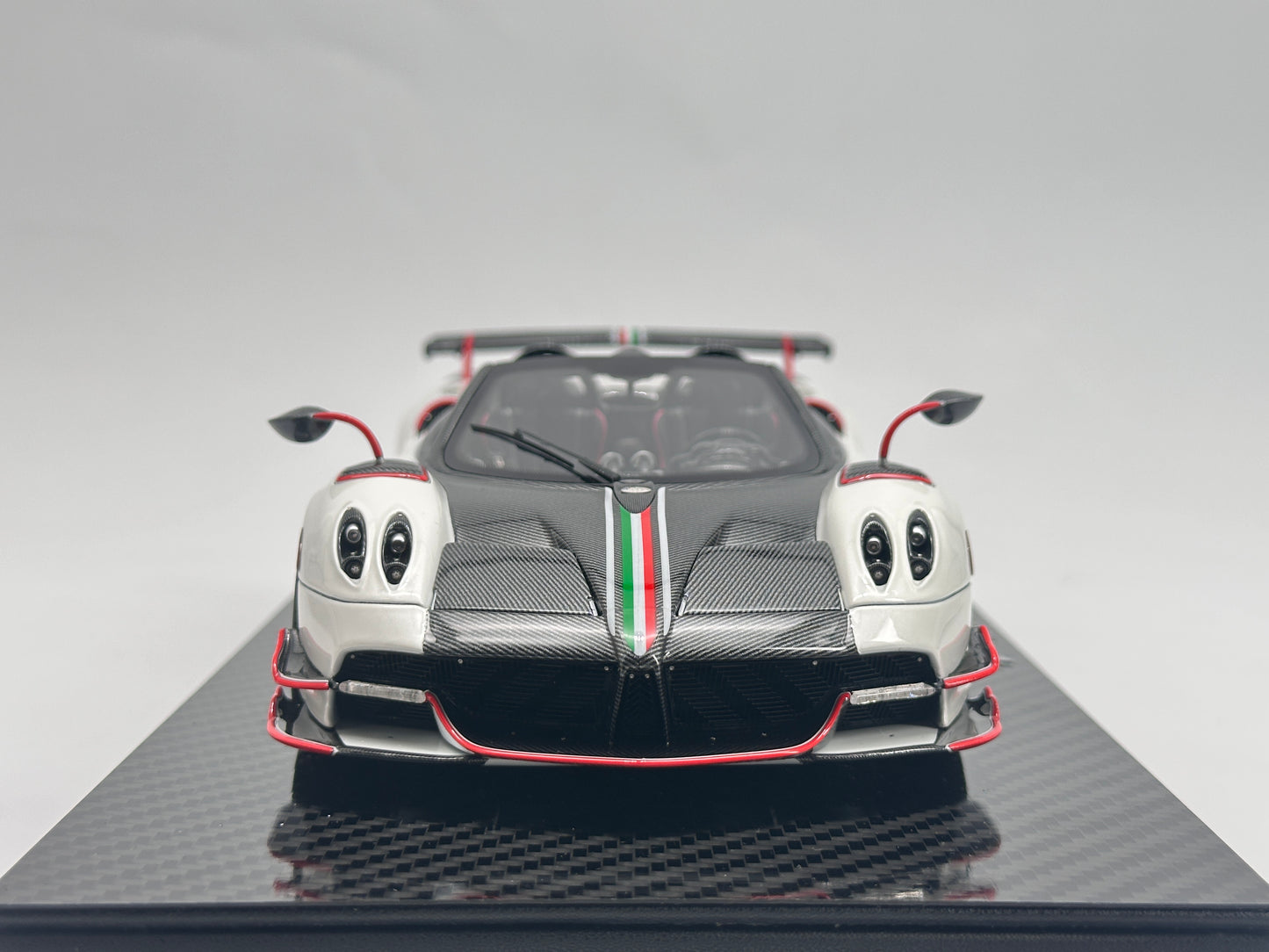 AustraLux Model 1/18 Pagani Huayra Roadster BC Pearlescent White Limited Edition Car Model