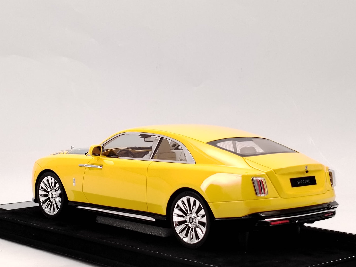 HH Model 1/18 Rolls-Royce Spectre with Bright Yellow Light Signals - Simulated Car Model Decoration