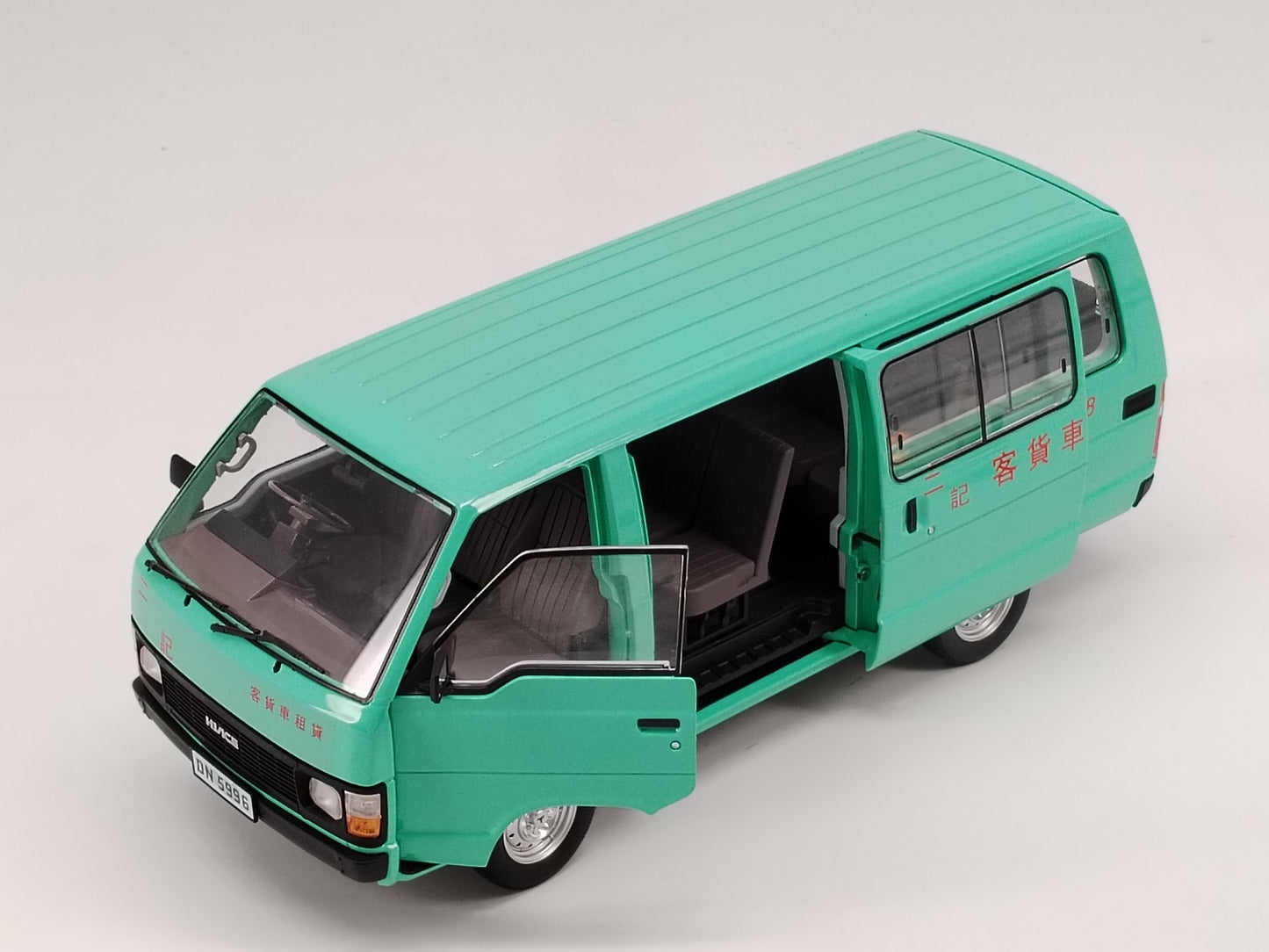 ZP 1/18 Toyota Hiace YH50 round light Young and Dangerous green paint car model