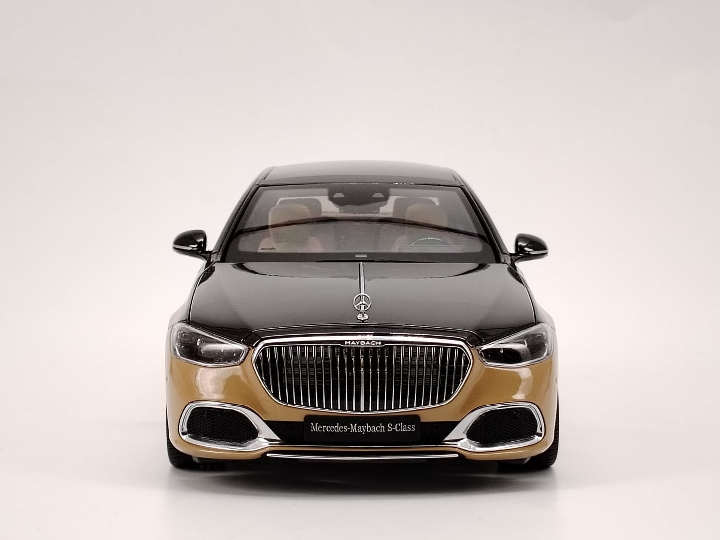 Almost Real 1/18 Mercedes-Benz Maybach S-Class Black and Yellow Alloy Simulation Model Car