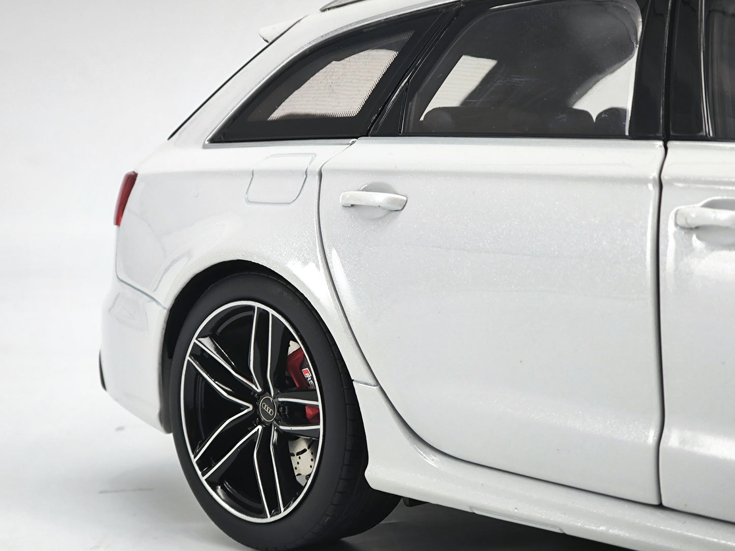 Well 1/18 Audi RS6 C7 White Alloy Simulation Car Model Ornaments Birthday Gift