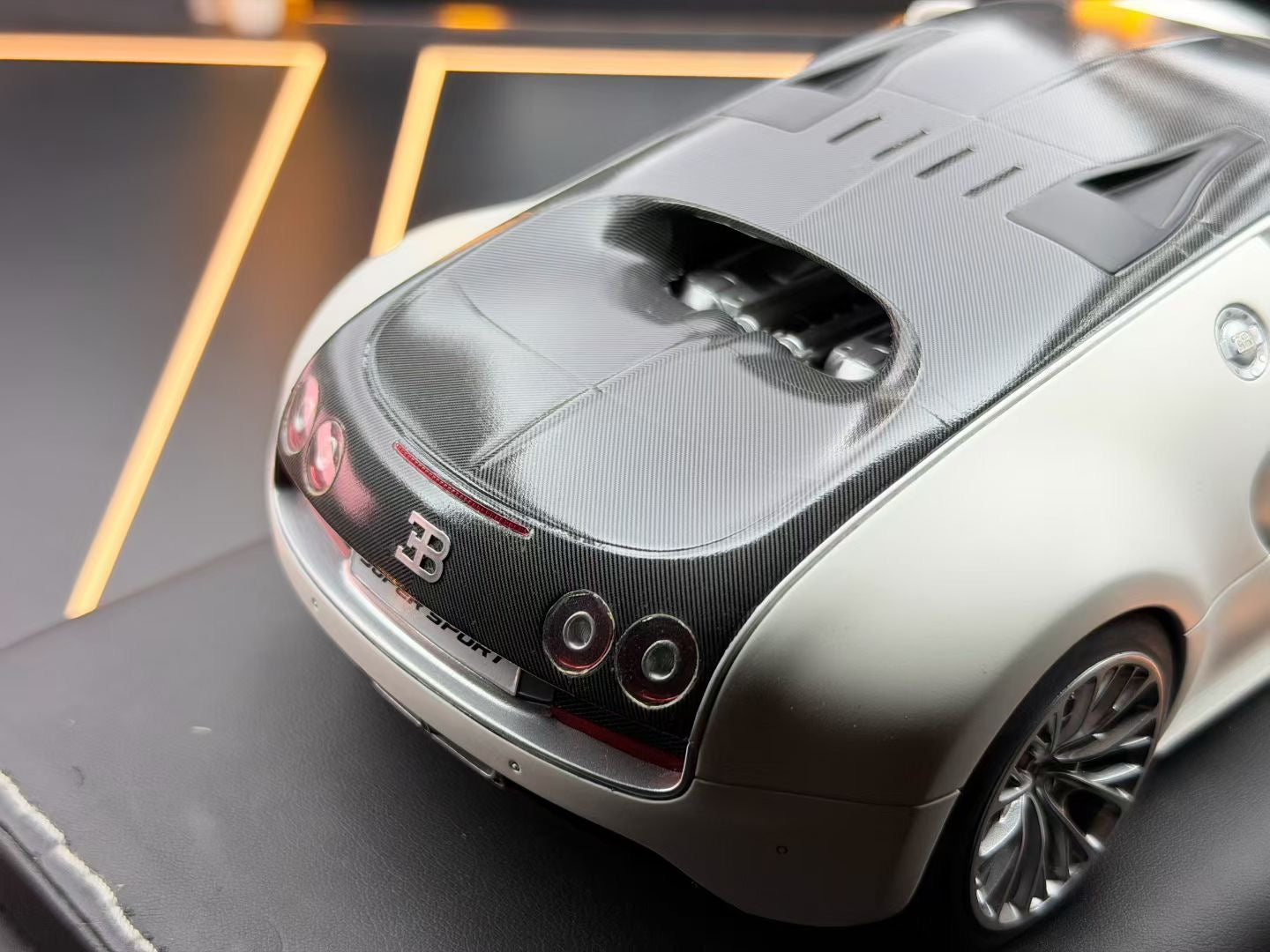 MR 1:18 Bugatti Veyron SS Panda Colorway DDJ016
Condition: Average