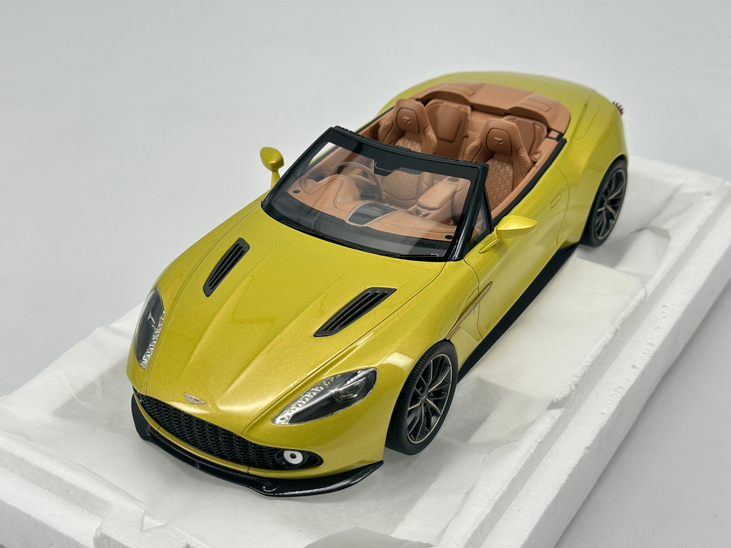 TOPSPEED 1/18 ASTON MARTIN VANQUISH ZAGATO VOLANTE COSMOPOLITAN