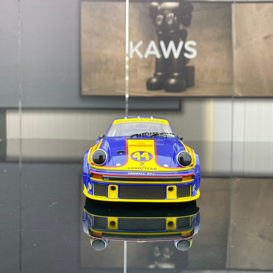 Colección de adornos de modelo de coche de simulación de pintura azul y amarilla Porsche 934.5 TOPSPEED 1/18