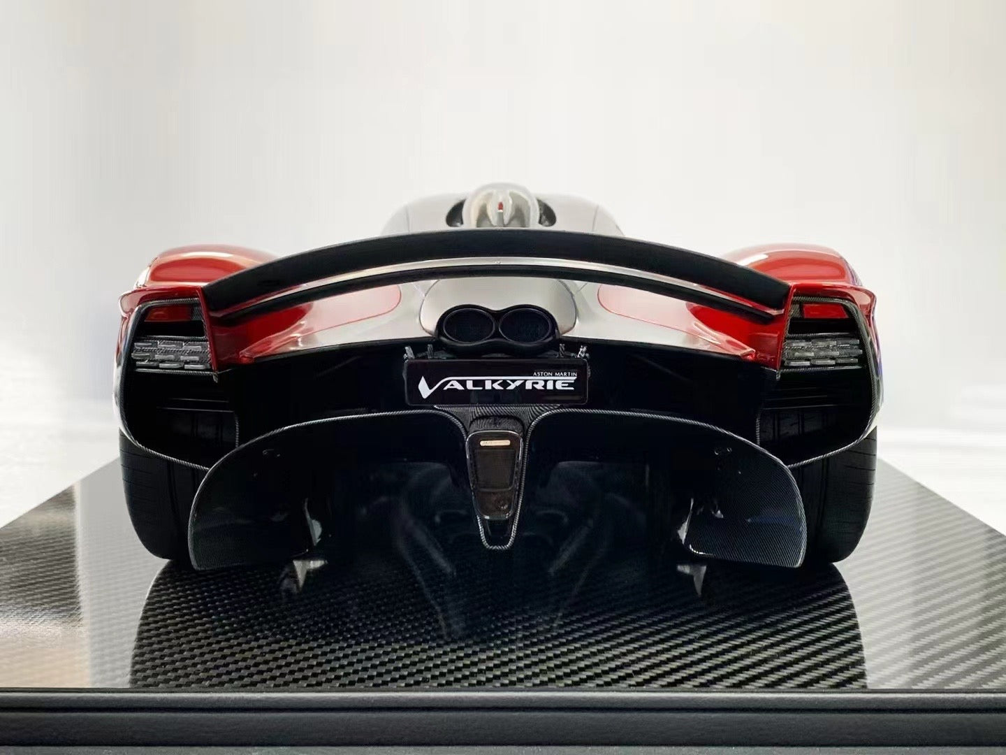 Adorno de coche Aston Martin Valkyrie Candy Red de edición limitada a escala 1/8 de Frontiart