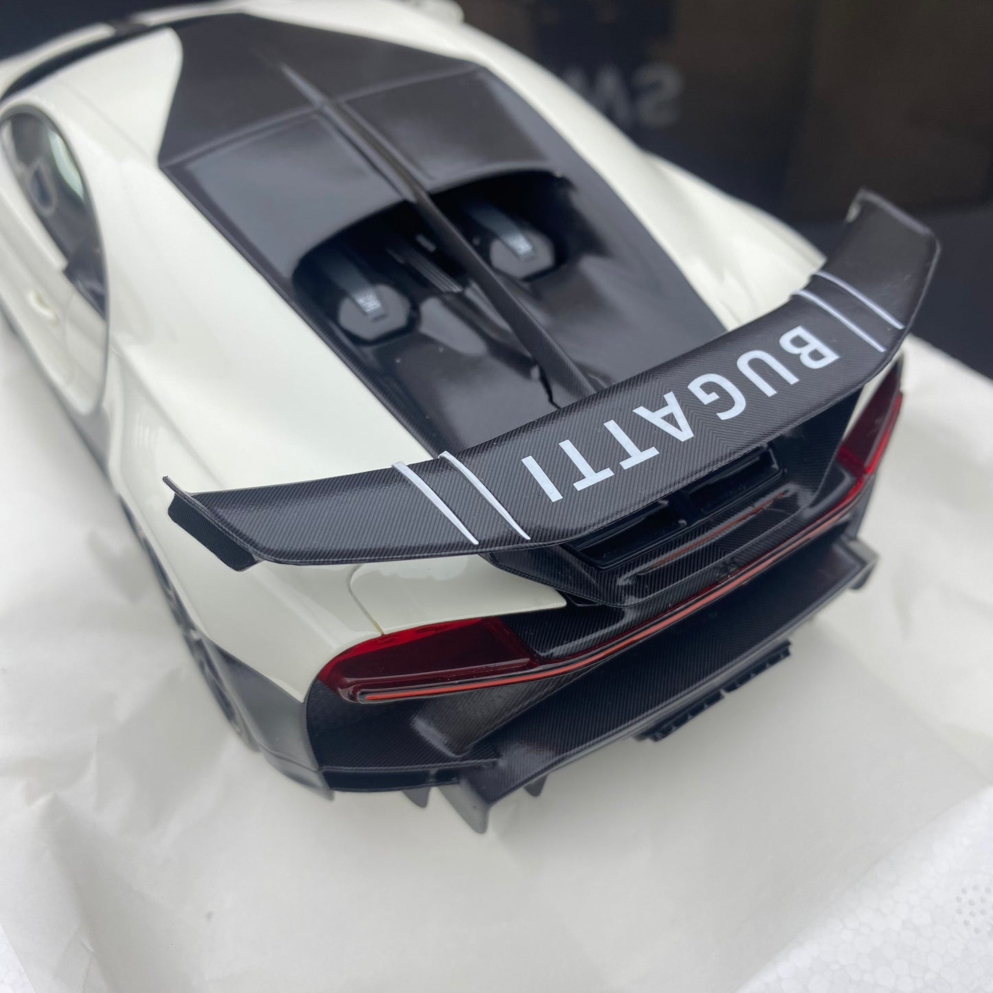 Modelo de simulación de coche Bugatti Chiron Pur Sport a escala 1/18 de TopSpeed