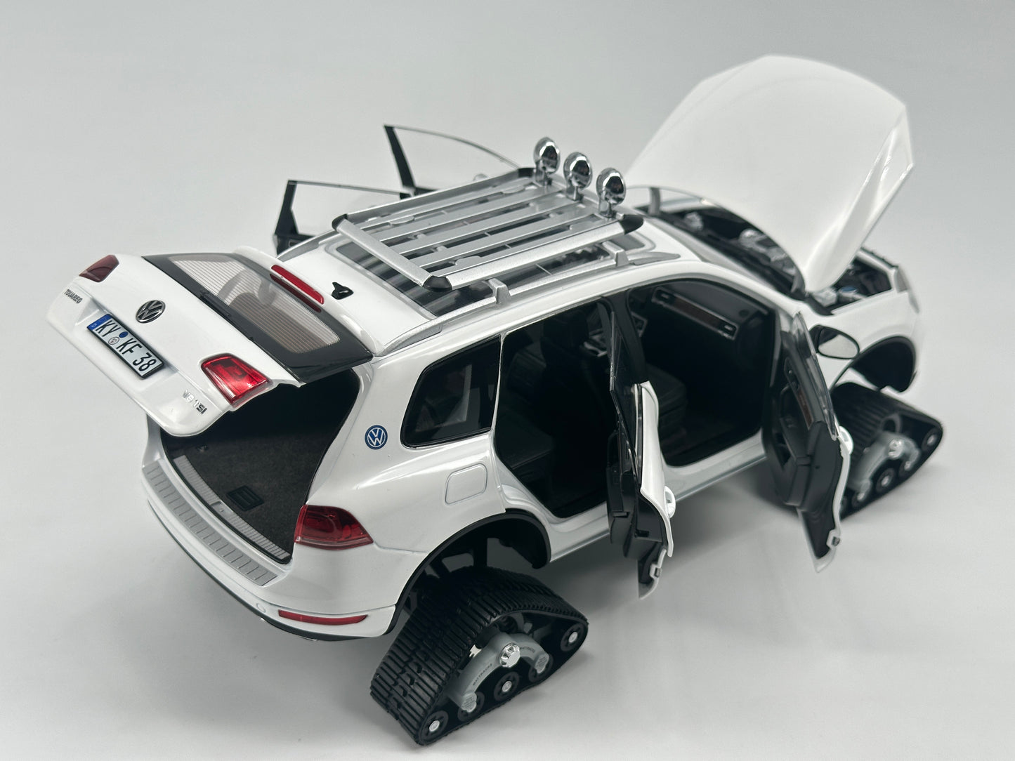 Kyosho 1/18 Volkswagen Touareg Snowmobile Alloy Simulation Model Car Ornaments Birthday Gift